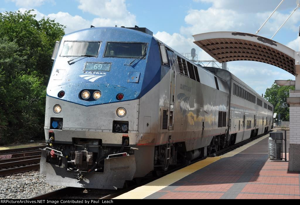 Eastbound "Texas Eagle" comes into the station